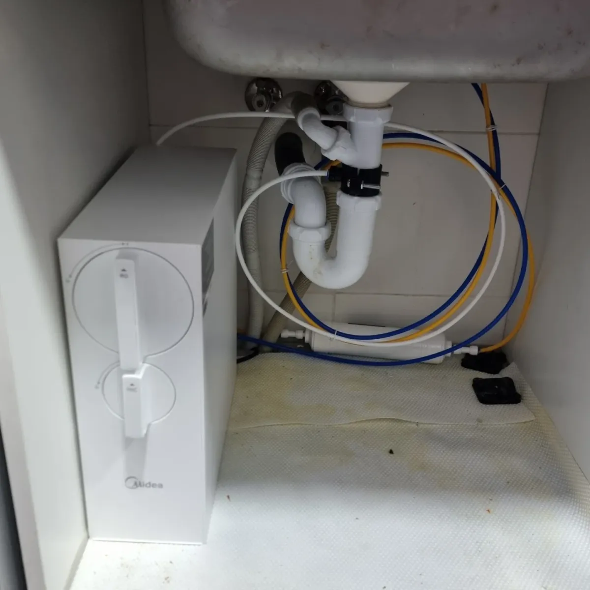 Conexiones de agua y desagüe bajo el lavabo