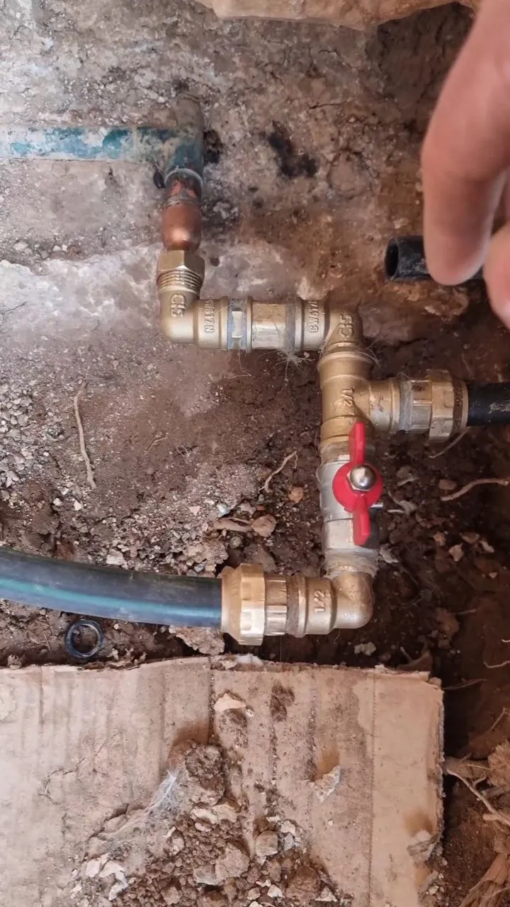 Reparación de fuga y llave de corte nueva