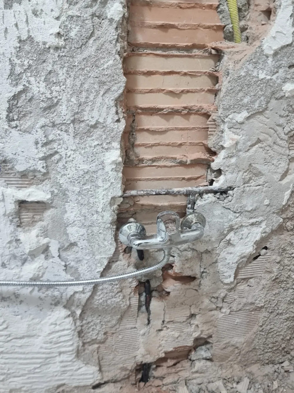Instalación de grifo de ducha en obra